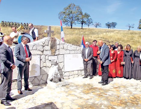 Cetiri-predsednika-opstina-otkrivaju-spomenik-na-Cigli-kod-Jablanice,-foto-S