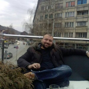 Vlade Tomić poklanja predstavu gradu