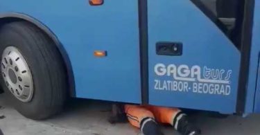 Emigrant u Gaga autobusu