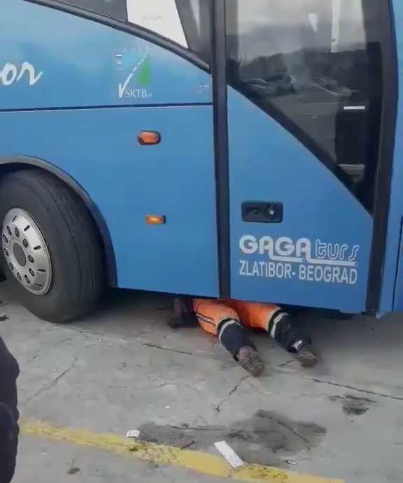 Emigrant u Gaga autobusu