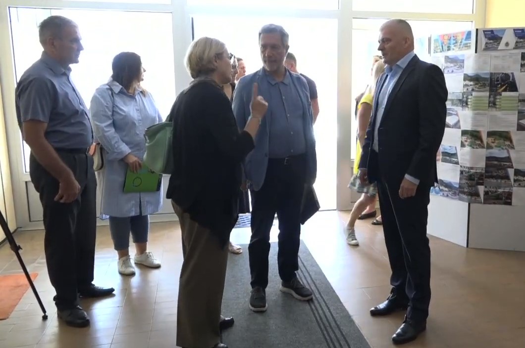Predstavnici odeljenja za saradnju Delegacije Evropske unije u Srbiji na čelu sa Nikolom Bertolini, u jučerašnjoj poseti, obišli projekte koje EU podržava u opštinama Priboj i Prijepolje.